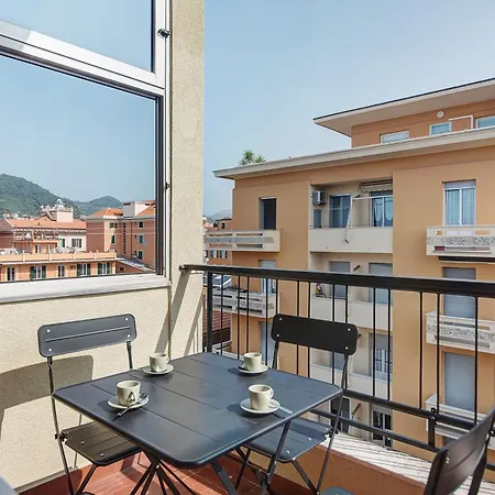 Queta - Modern Flat Chiavari